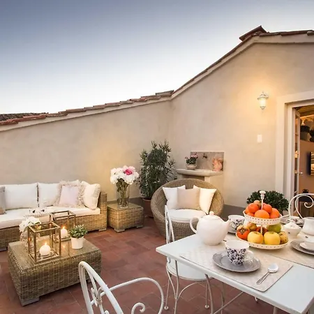 Apartment Casa Laura, Unwind Yourself On A Luxury Terrace In Town